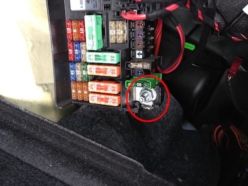 W164 Rear fusebox +12V exposed contact picture